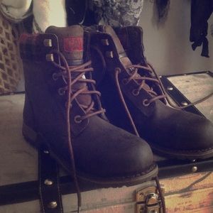 Women’s size 7 steel toes CAT